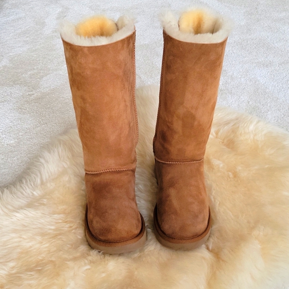 Ugg boots. Bailey Bow triplet.  Ladies size 9. Pre-owned. Tan.
